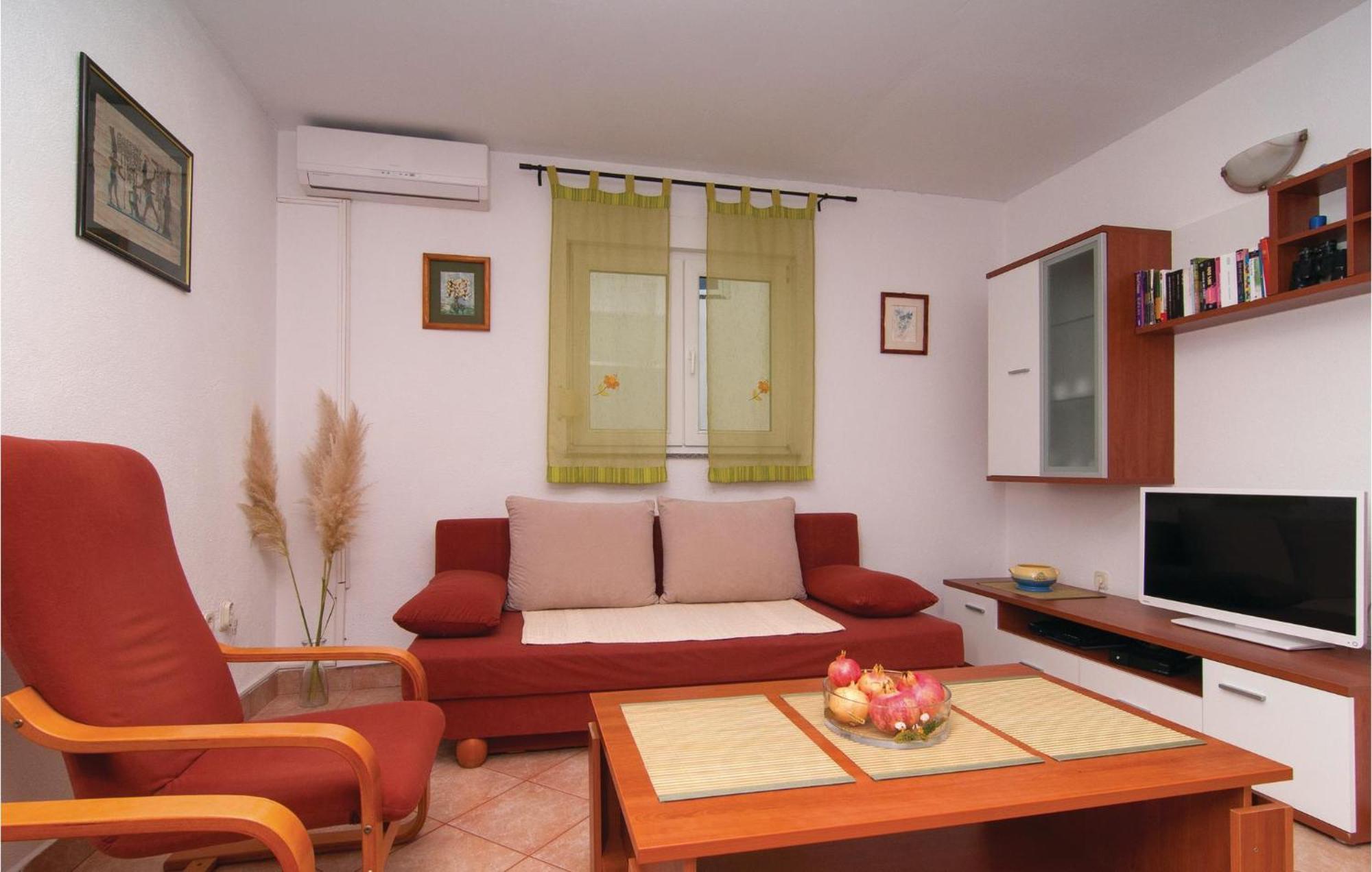 2 Bedroom Awesome Apartment In Drvenik Veliki Ngoại thất bức ảnh