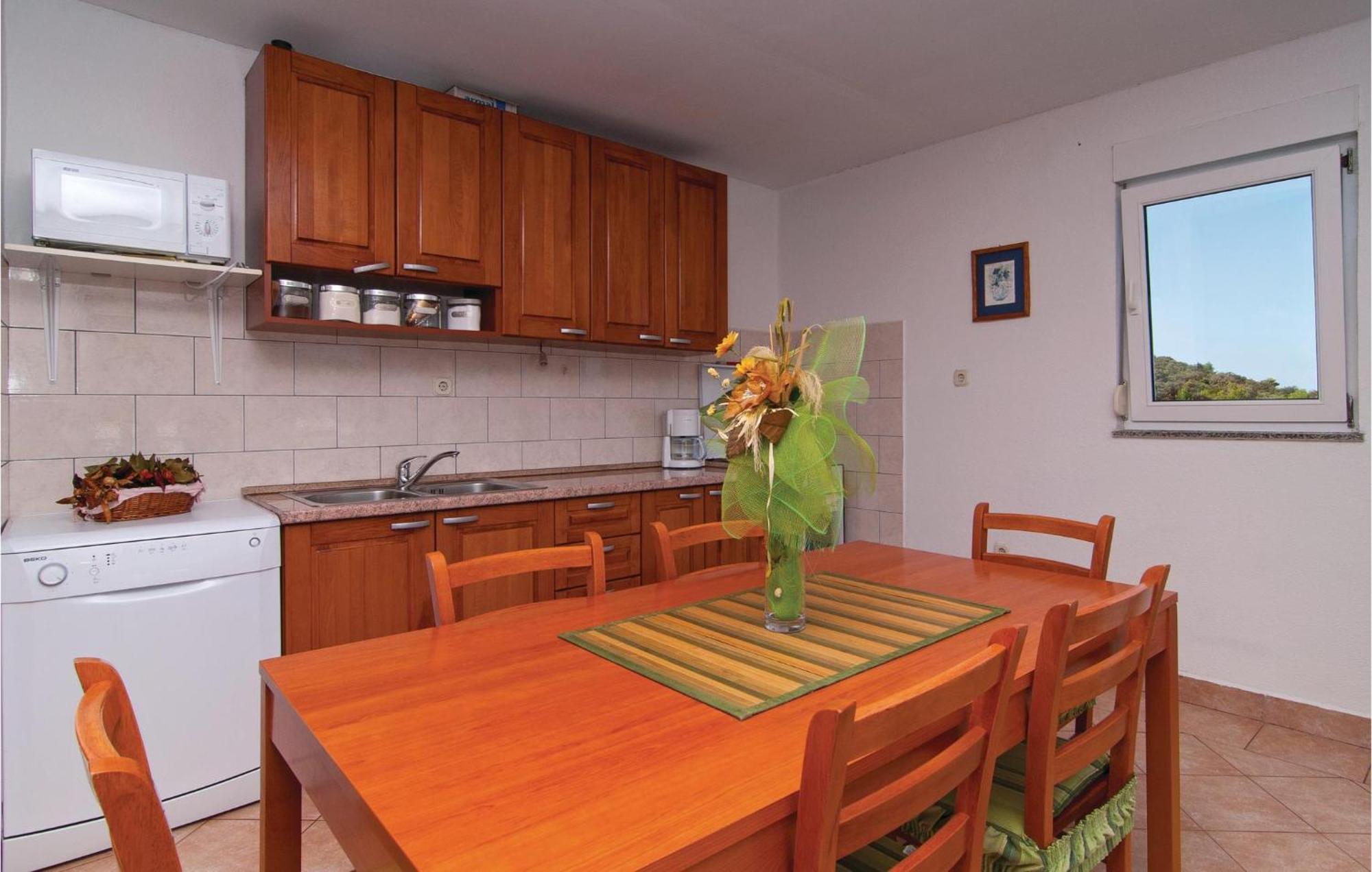 2 Bedroom Awesome Apartment In Drvenik Veliki Ngoại thất bức ảnh